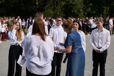 Zdjęcia przedstawiają uczniów i nauczycieli podczas uroczystego zakończenia roku szkolnego 2024/2025