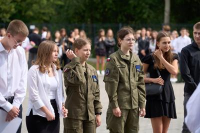 Zdjęcia przedstawiają uczniów i nauczycieli podczas uroczystego zakończenia roku szkolnego 2024/2025