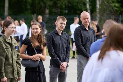 Zdjęcia przedstawiają uczniów i nauczycieli podczas uroczystego zakończenia roku szkolnego 2024/2025