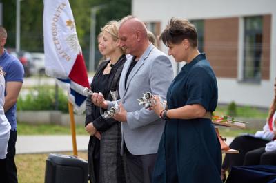 Zdjęcia przedstawiają uczniów i nauczycieli podczas uroczystego zakończenia roku szkolnego 2024/2025