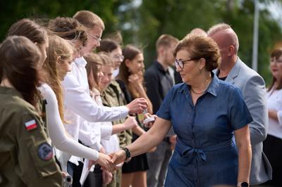 Zdjęcia przedstawiają uczniów i nauczycieli podczas uroczystego zakończenia roku szkolnego 2024/2025