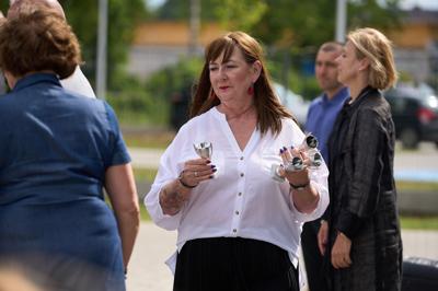 Zdjęcia przedstawiają uczniów i nauczycieli podczas uroczystego zakończenia roku szkolnego 2024/2025