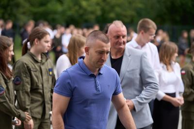 Zdjęcia przedstawiają uczniów i nauczycieli podczas uroczystego zakończenia roku szkolnego 2024/2025