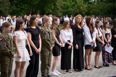Zdjęcia przedstawiają uczniów i nauczycieli podczas uroczystego zakończenia roku szkolnego 2024/2025