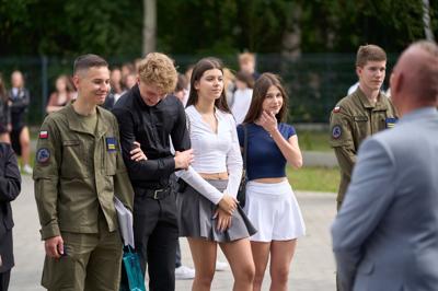 Zdjęcia przedstawiają uczniów i nauczycieli podczas uroczystego zakończenia roku szkolnego 2024/2025