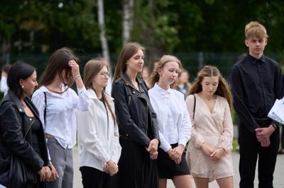 Zdjęcia przedstawiają uczniów i nauczycieli podczas uroczystego zakończenia roku szkolnego 2024/2025