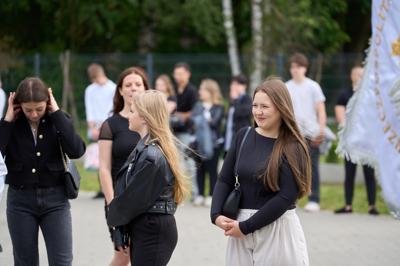 Zdjęcia przedstawiają uczniów i nauczycieli podczas uroczystego zakończenia roku szkolnego 2024/2025