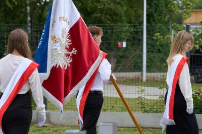 Zdjęcia przedstawiają uczniów i nauczycieli podczas uroczystego zakończenia roku szkolnego 2024/2025