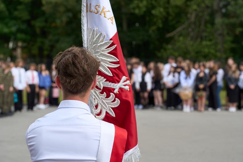 Zdjęcia przedstawiają uczniów i nauczycieli podczas uroczystego zakończenia roku szkolnego 2024/2025