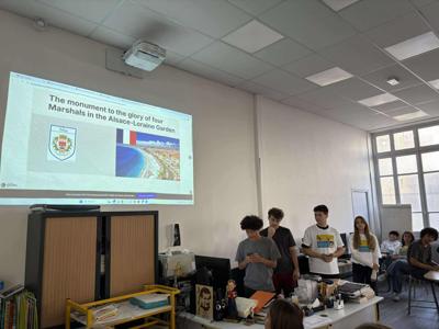 Uczniowie Iwaszkiewicza podczas pobytu w ramach Erasmus+ we Francji