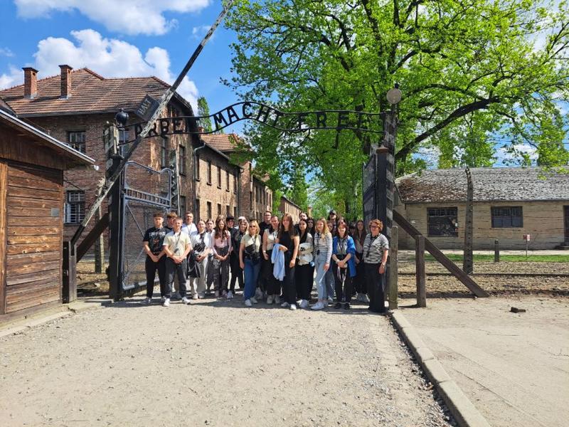 Zdjęcie uczestników wycieczki przed bramą obozu Auschwitz-Birkenau