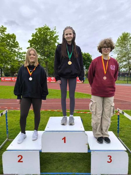 Uczniowie na podium