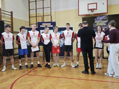 nasi uczniowie na turnieju siatkówki