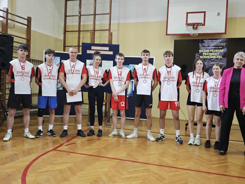 nasi uczniowie na turnieju siatkówki