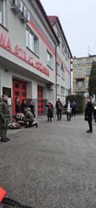 Uczniowie ze sztandarem szkoły