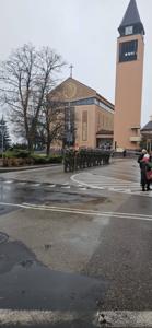 Uczniowie ze sztandarem szkoły