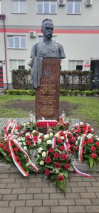 Uczniowie ze sztandarem szkoły