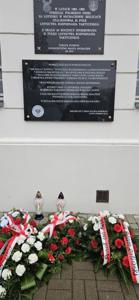 Uczniowie ze sztandarem szkoły