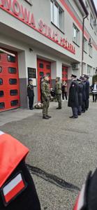 Uczniowie ze sztandarem szkoły