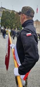 Uczniowie ze sztandarem szkoły