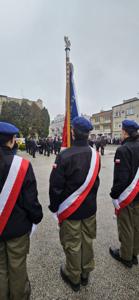 Uczniowie ze sztandarem szkoły