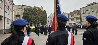 Uczniowie ze sztandarem szkoły