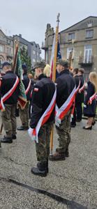 Uczniowie ze sztandarem szkoły