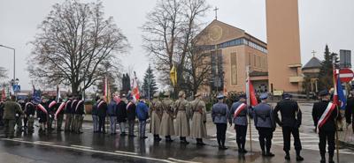 Uczniowie ze sztandarem szkoły