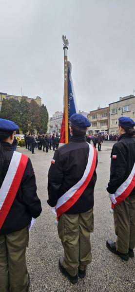 Uczniowie ze sztandarem szkoły