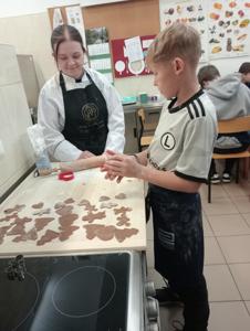 pieczenie pierników w pracowni gastronomicznej