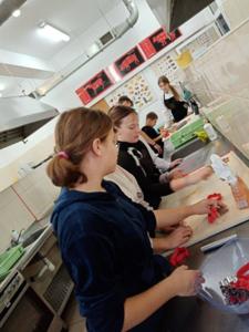 pieczenie pierników w pracowni gastronomicznej