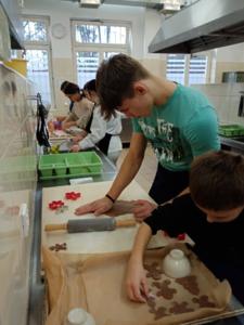 pieczenie pierników w pracowni gastronomicznej