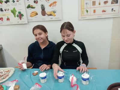 pieczenie pierników w pracowni gastronomicznej