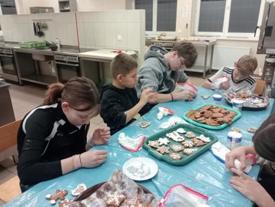 pieczenie pierników w pracowni gastronomicznej