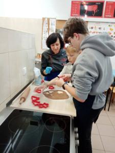 pieczenie pierników w pracowni gastronomicznej