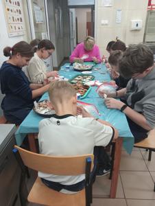 pieczenie pierników w pracowni gastronomicznej