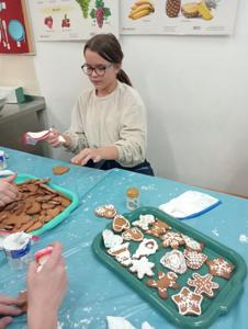 pieczenie pierników w pracowni gastronomicznej