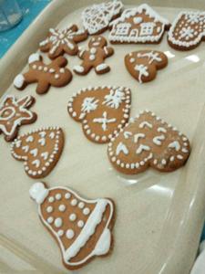 pieczenie pierników w pracowni gastronomicznej