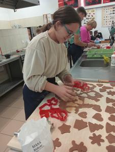 pieczenie pierników w pracowni gastronomicznej