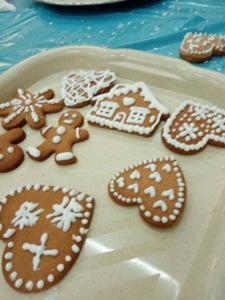 pieczenie pierników w pracowni gastronomicznej