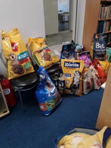 Zdjęcia ze zbiórki karmy dla zwierząt