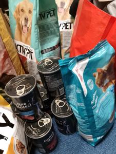 Zdjęcia ze zbiórki karmy dla zwierząt