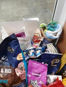 Zdjęcia ze zbiórki karmy dla zwierząt