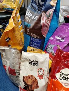 Zdjęcia ze zbiórki karmy dla zwierząt