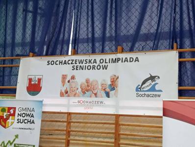 uczniowie pomagają przy Olimpiadzie Seniora