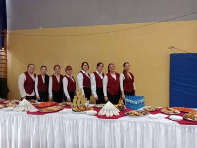 uczniowie pomagają przy Olimpiadzie Seniora