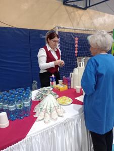 uczniowie pomagają przy Olimpiadzie Seniora