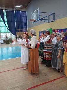 uczniowie pomagają przy Olimpiadzie Seniora