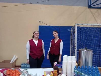 uczniowie pomagają przy Olimpiadzie Seniora