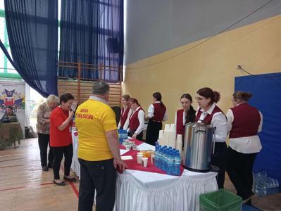 uczniowie pomagają przy Olimpiadzie Seniora